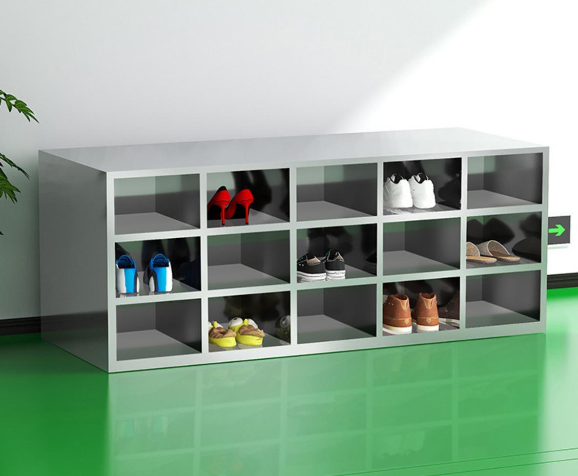 Kỹ thuật viên của Cơ Khí Đại Việt đang kiểm tra chất lượng mối hàn trên tủ giày inox trước khi xuất xưởng.