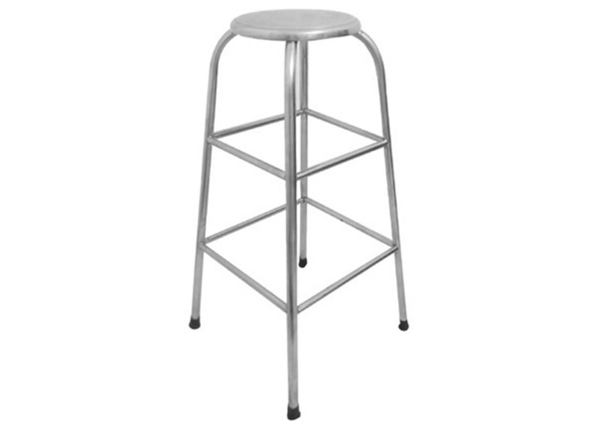 Nhân viên Cơ Khí Đại Việt đang tư vấn và lập báo giá chi tiết cho một dự án ghế inox cao.