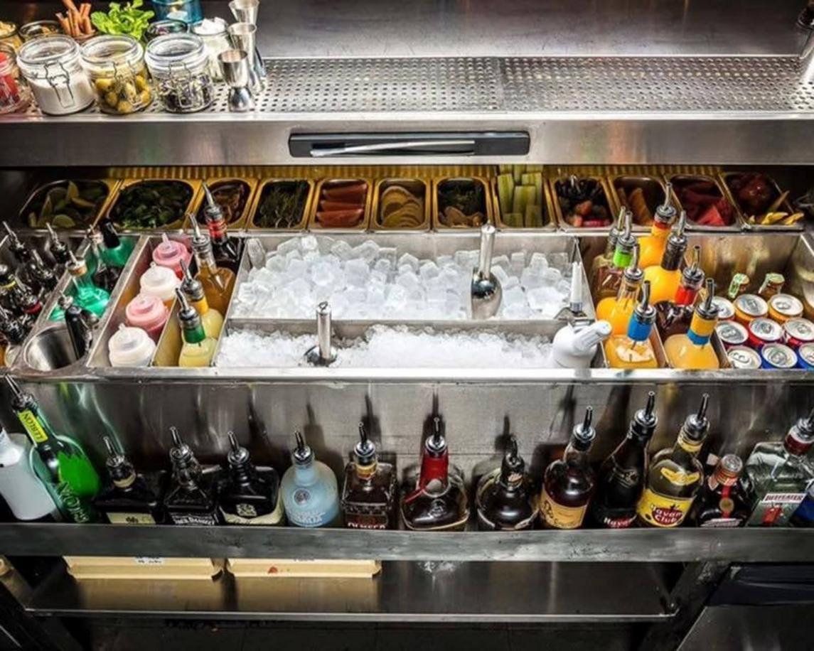 Kỹ thuật viên của Cơ Khí Đại Việt đang đo đạc thực tế quầy bar để tư vấn kích thước thùng đá phù hợp.