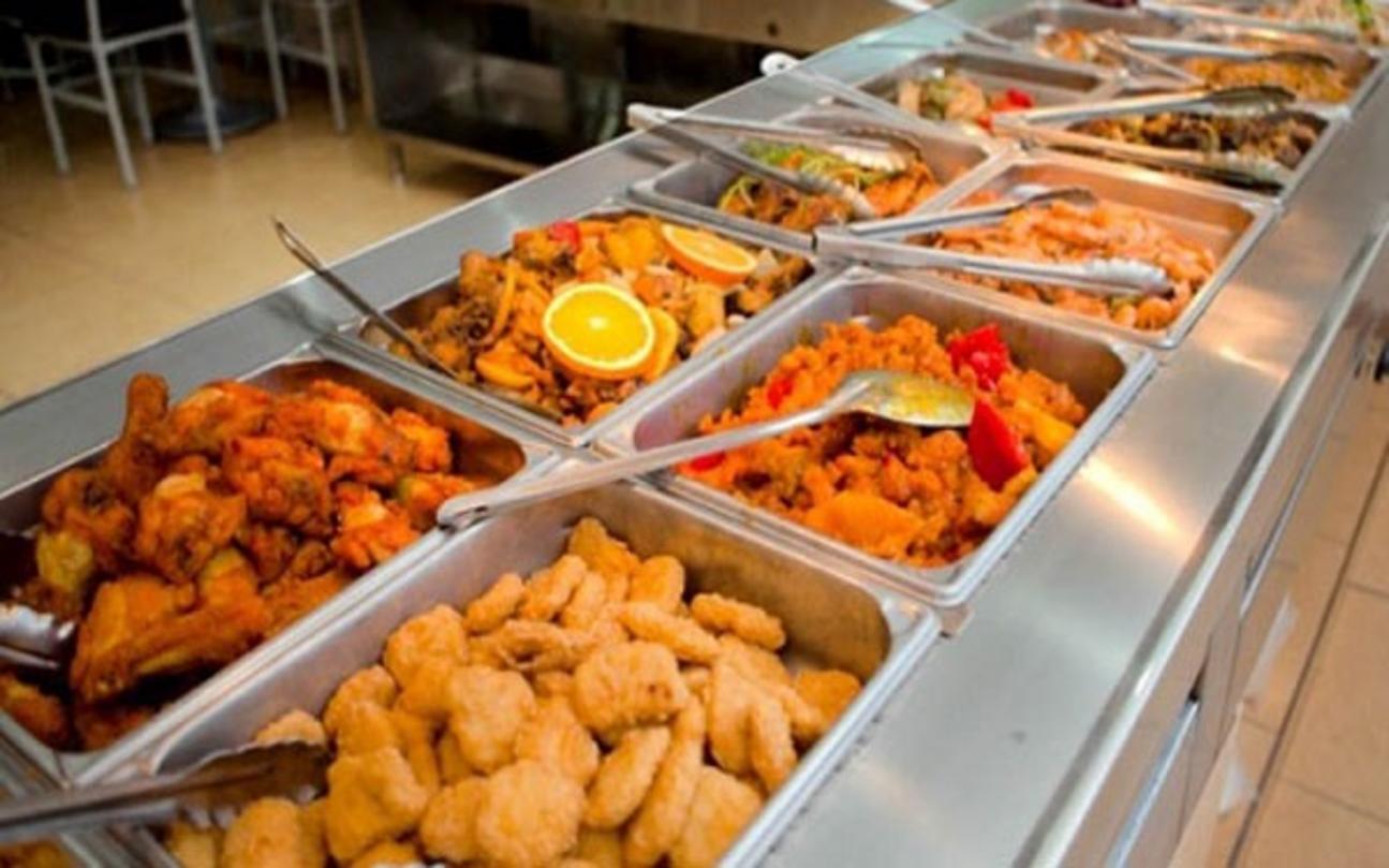 Hình ảnh nhân viên đang thực hiện công việc vệ sinh tủ hâm nóng sau giờ làm việc.