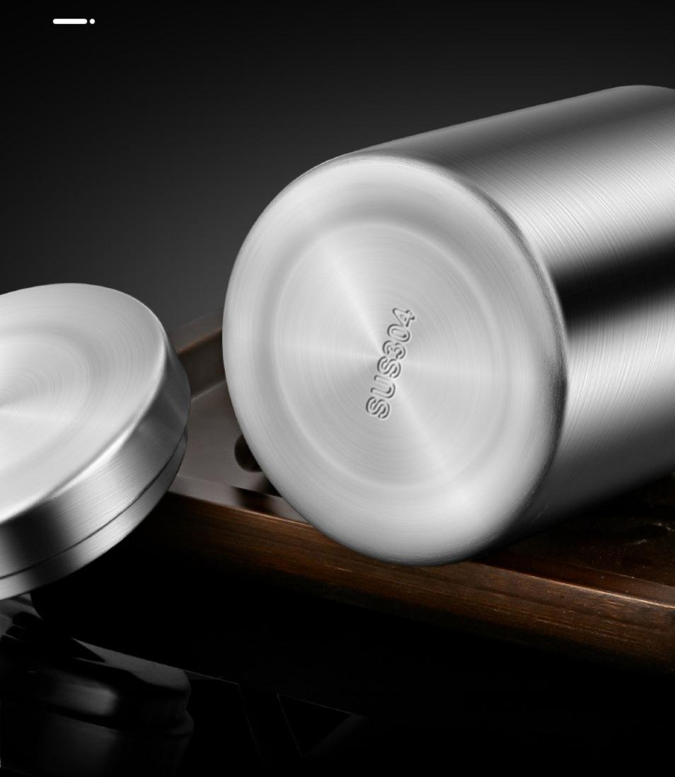 Hình ảnh một Barista chuyên nghiệp đang dùng ca đánh sữa inox 304 và một đầu bếp dùng ca đong trong bếp nhà hàng.