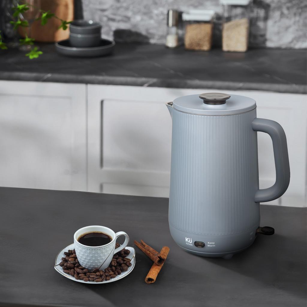 Ấm đun nước siêu tốc chuyên dụng đang được sử dụng tại khu vực pantry của một văn phòng lớn.