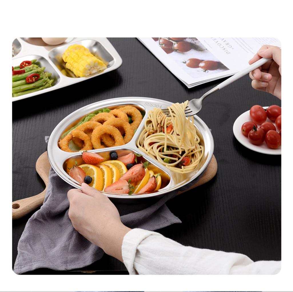 Hình ảnh một người đang dùng nam châm để thử lên hai mẫu inox khác nhau.