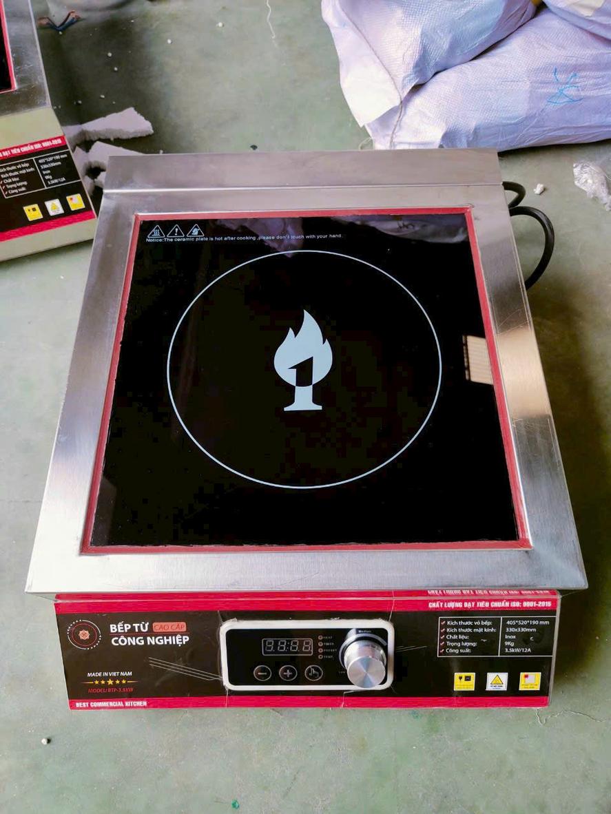 Hình ảnh so sánh 3 loại bếp xào đơn phổ biến: Gas, Điện từ và loại liền chảo.