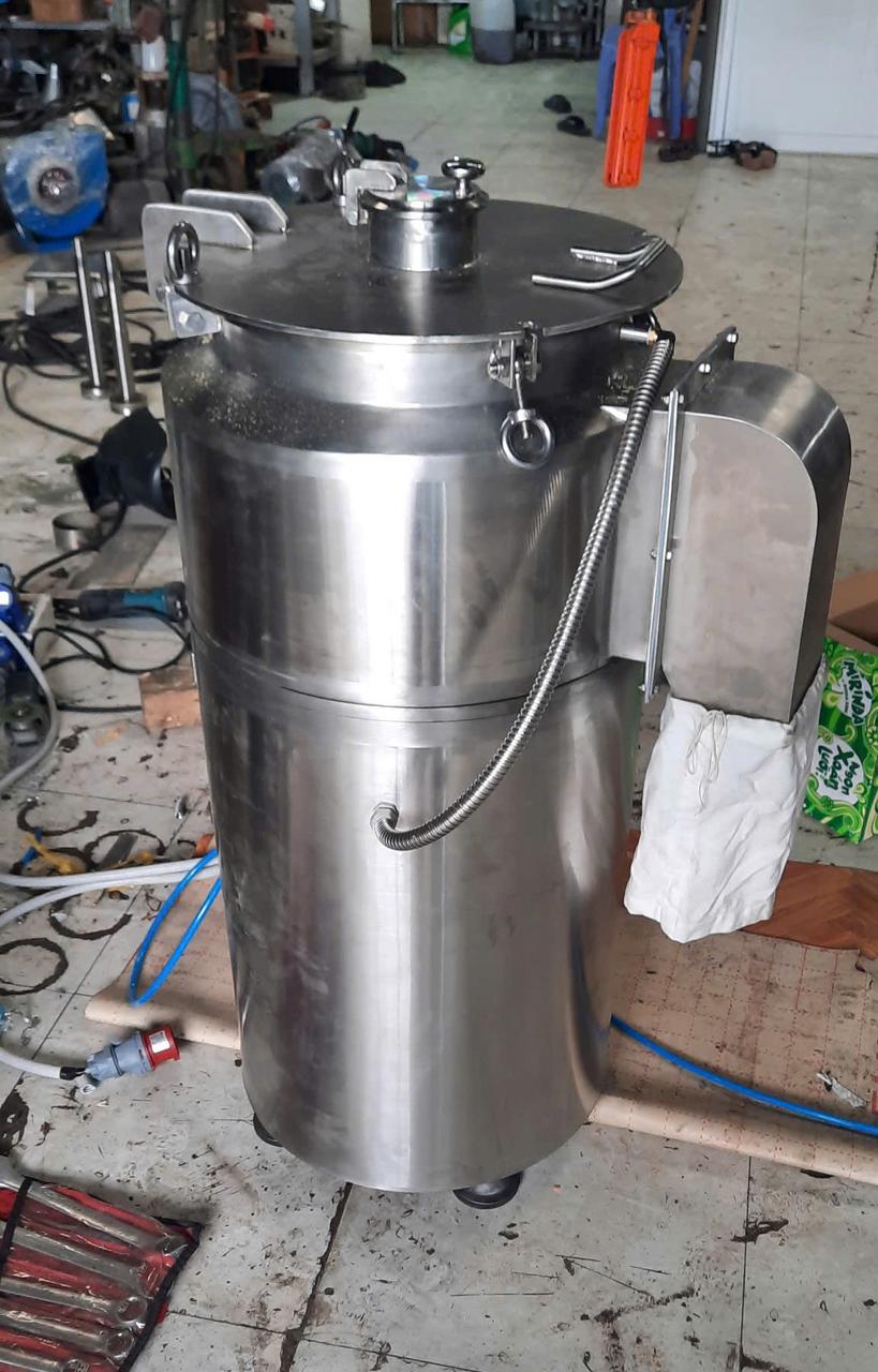 Hình ảnh so sánh trực quan giữa máy xay bột khô (bên trái) và máy xay bột gạo nước (bên phải), làm nổi bật sự khác biệt về cấu tạo buồng nghiền.