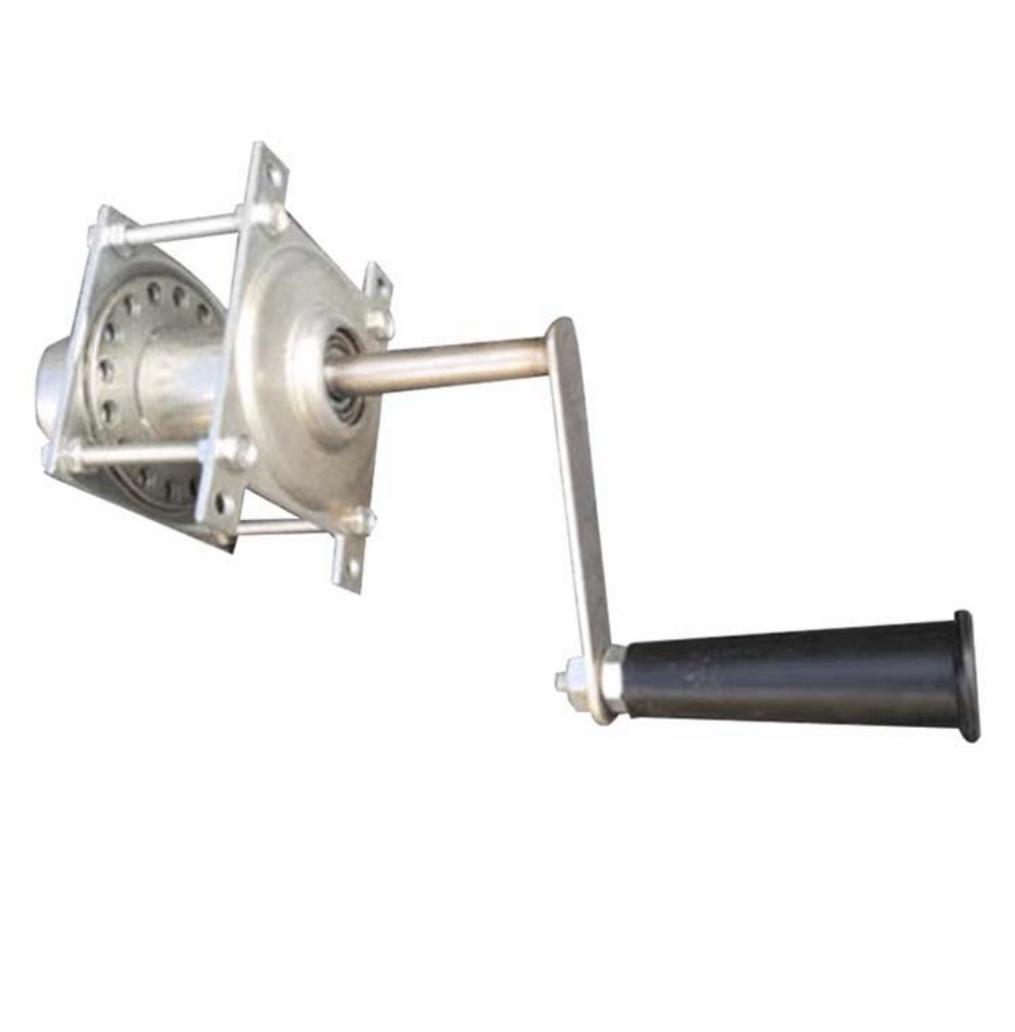 So sánh trực quan giữa cột cờ dùng dây cáp ngoài (trái) và cột cờ có hệ thống tay quay cáp ngầm (phải).