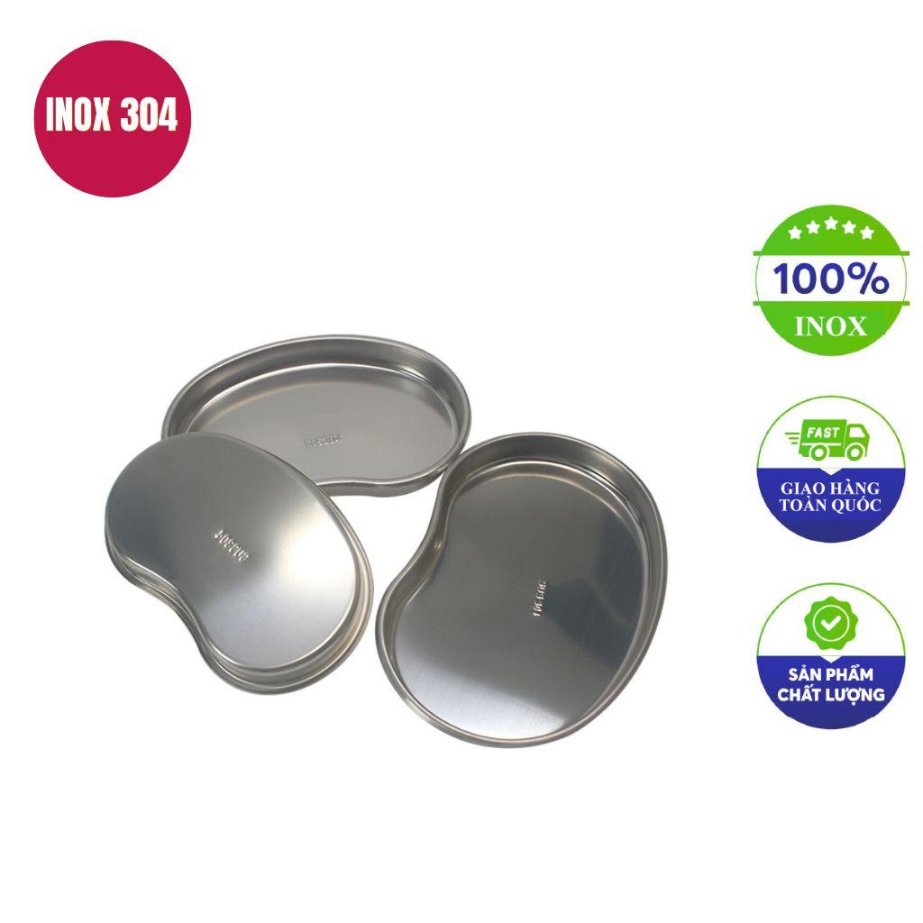 Nhân viên y tế đang thực hiện bước làm sạch sơ bộ cho khay inox y tế trước khi đưa vào máy khử khuẩn.