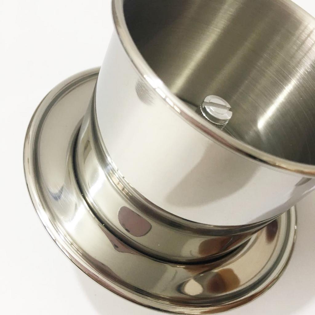 Kỹ thuật viên đang sử dụng máy đo để kiểm tra đường kính lỗ trên thân phin inox.