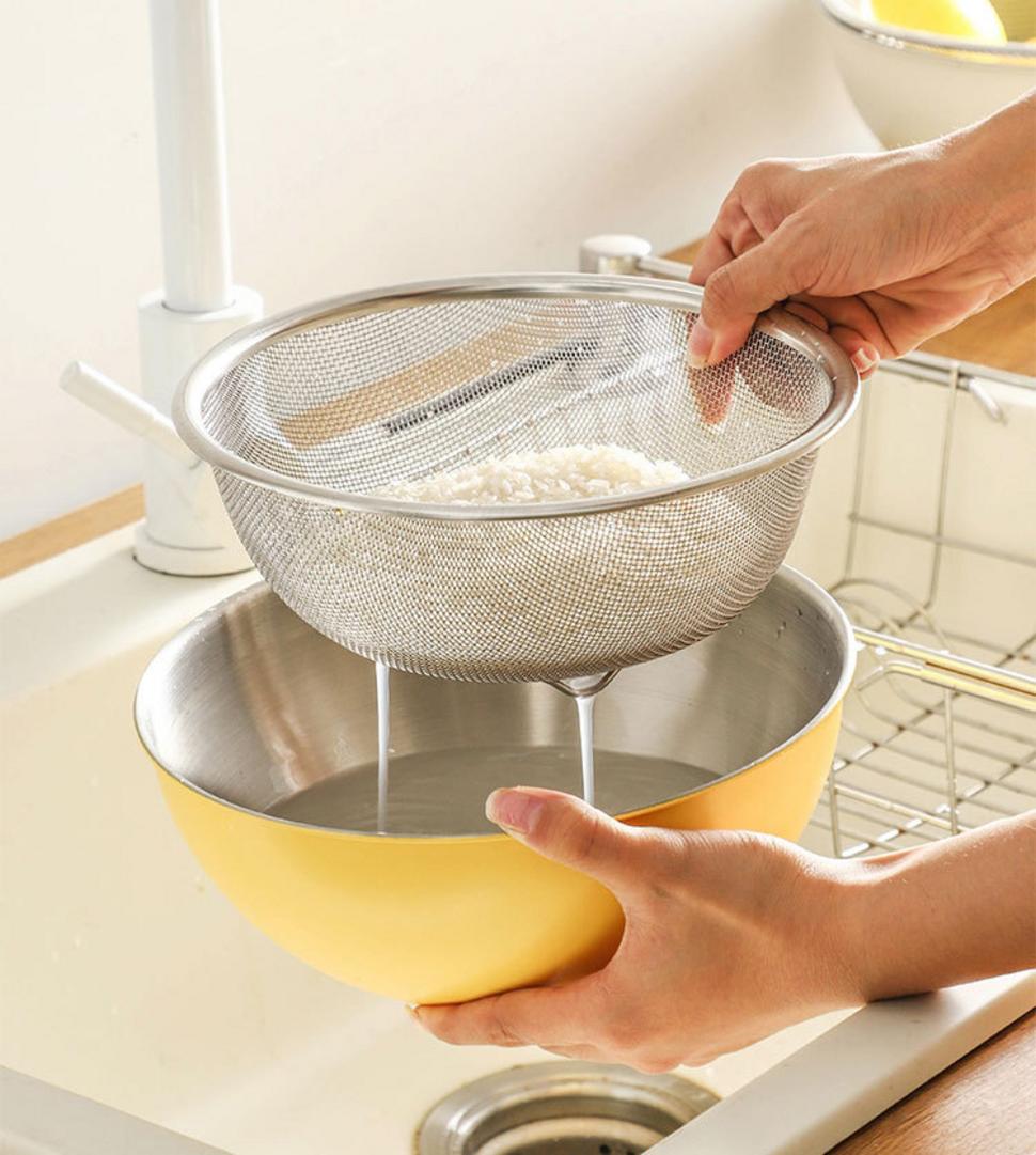 Kỹ sư QC đang tiến hành kiểm tra tải trọng và chất lượng mối hàn của rổ inox thành phẩm.