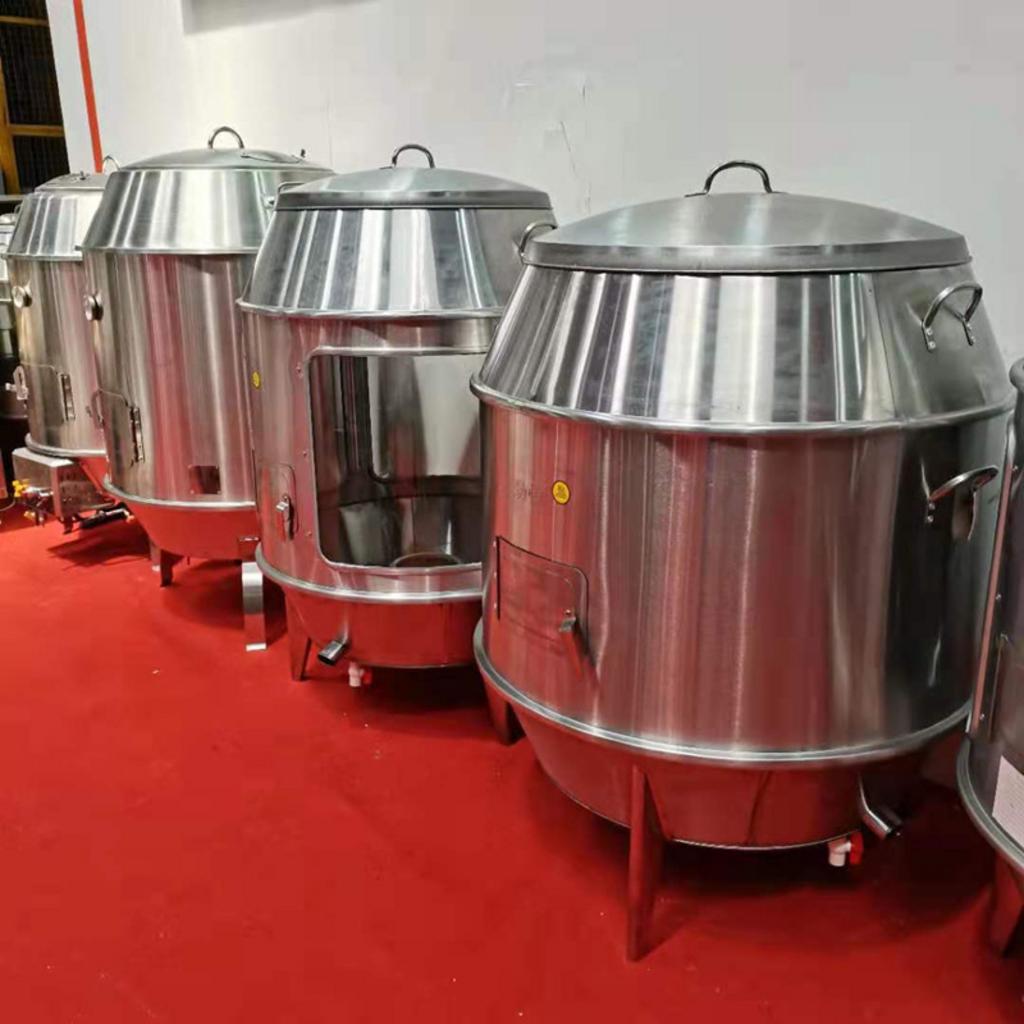 Đầu bếp đang kiểm tra chất lượng vịt quay thành phẩm với lớp da vàng giòn hấp dẫn.