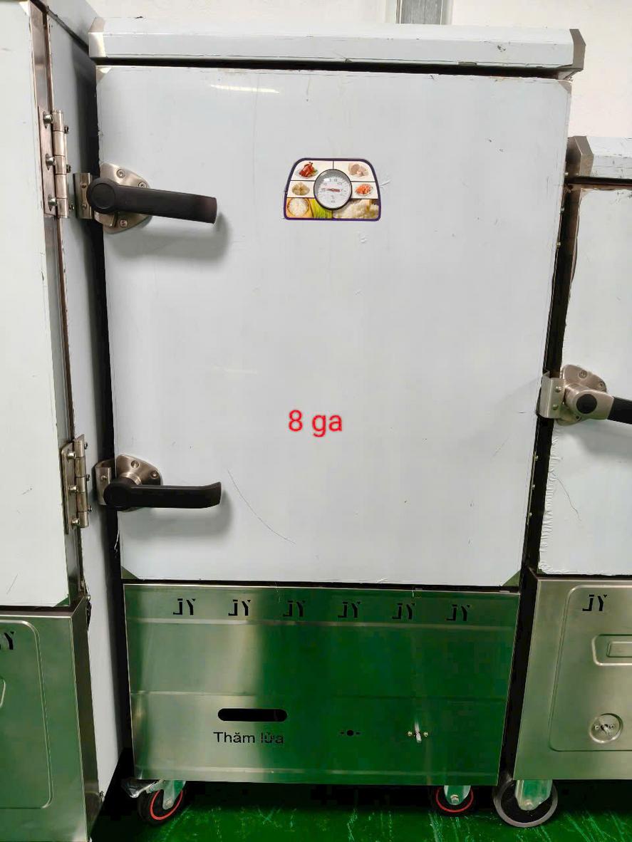 Kỹ thuật viên đang hướng dẫn nhân viên bếp cách vận hành tủ hấp hải sản một cách an toàn và đúng quy trình.