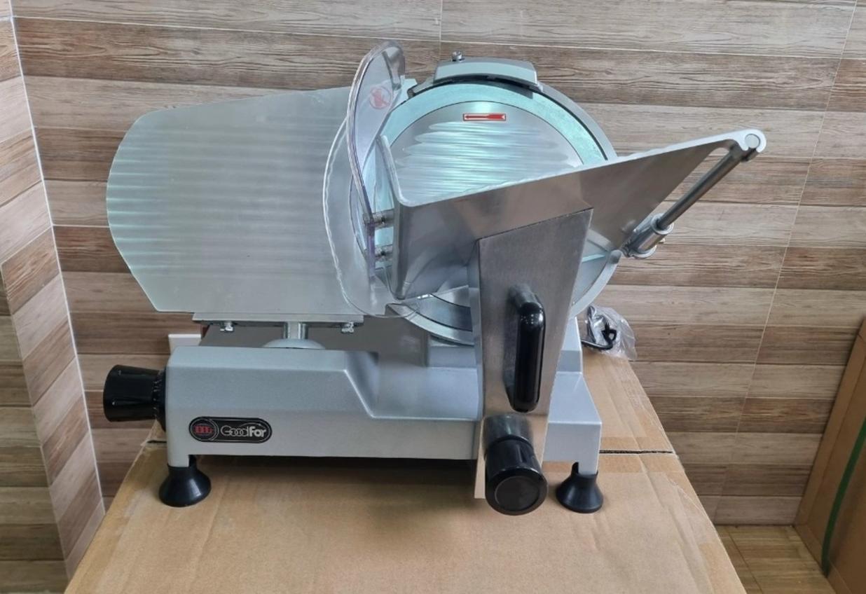 Kỹ thuật viên đang thực hiện công đoạn mài lưỡi dao trên máy thái thịt ES-300 bằng bộ đá mài tích hợp.