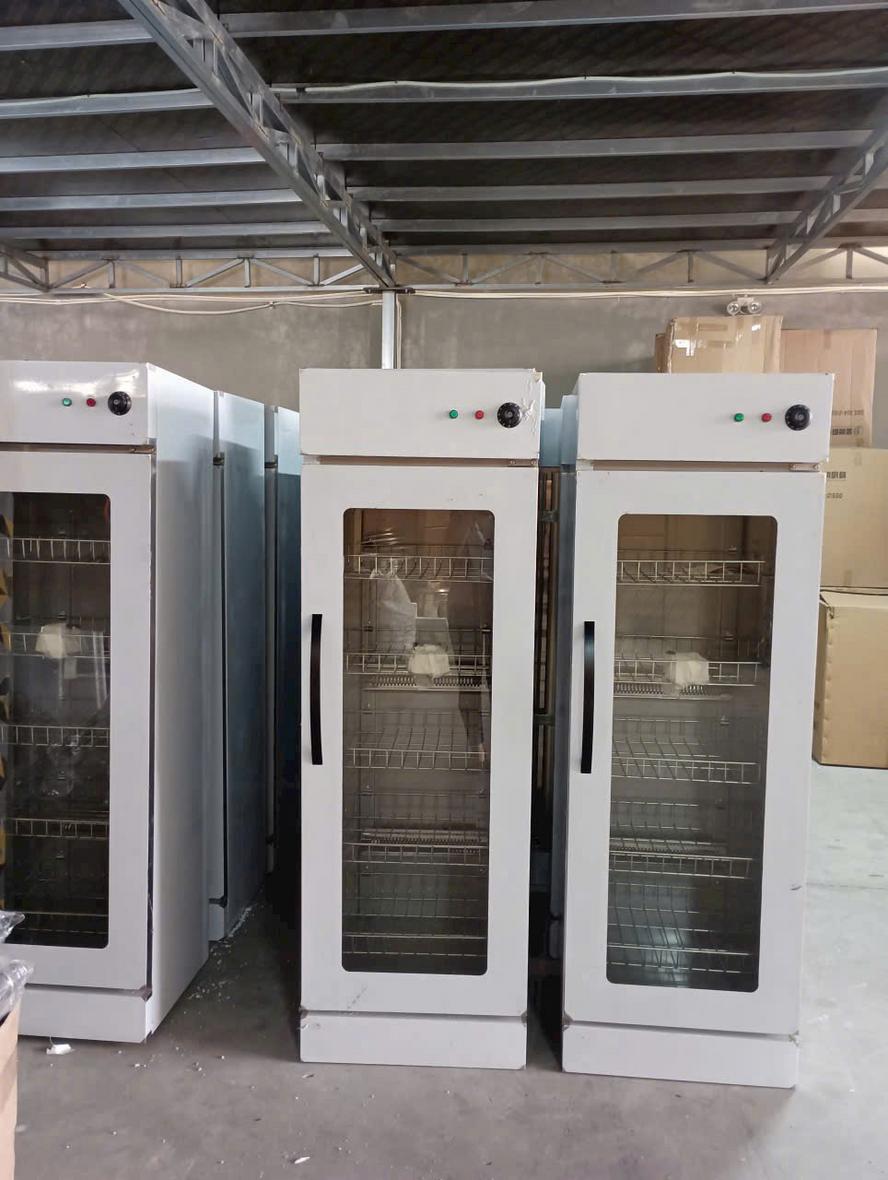 Sắp xếp thực phẩm một cách khoa học trong tủ để đảm bảo an toàn vệ sinh.