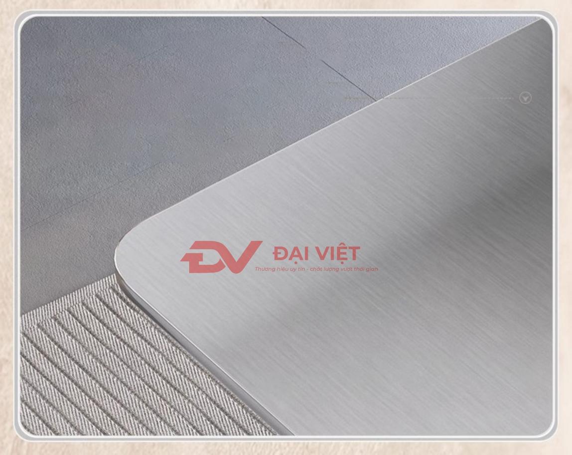 So sánh trực quan độ bền và tính vệ sinh giữa mặt bàn inox, gỗ và nhựa trong cùng điều kiện sử dụng.