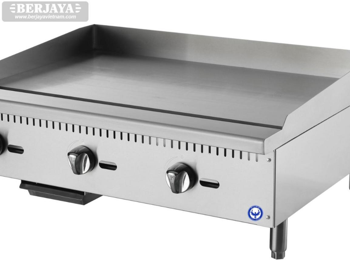 Bảng so sánh chi tiết các tiêu chí của bếp chiên phẳng gas và bếp chiên phẳng điện.