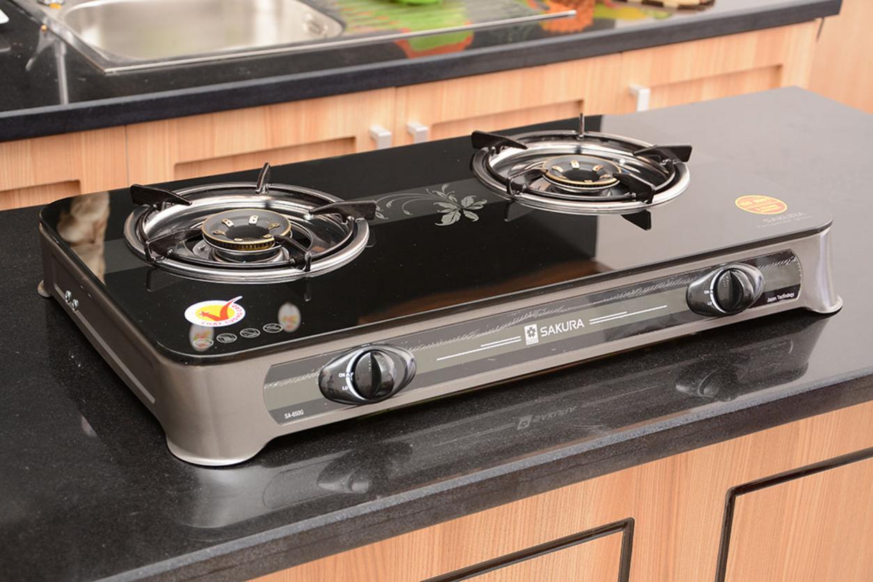 Infographic so sánh ba loại bếp phổ biến: gas, từ, và điện qua các tiêu chí về hiệu suất, an toàn và chi phí.