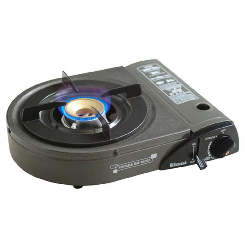 Một nhà hàng lẩu sử dụng bếp gas mini để phục vụ thực khách tại bàn, thể hiện sự tiện lợi và tối ưu không gian.