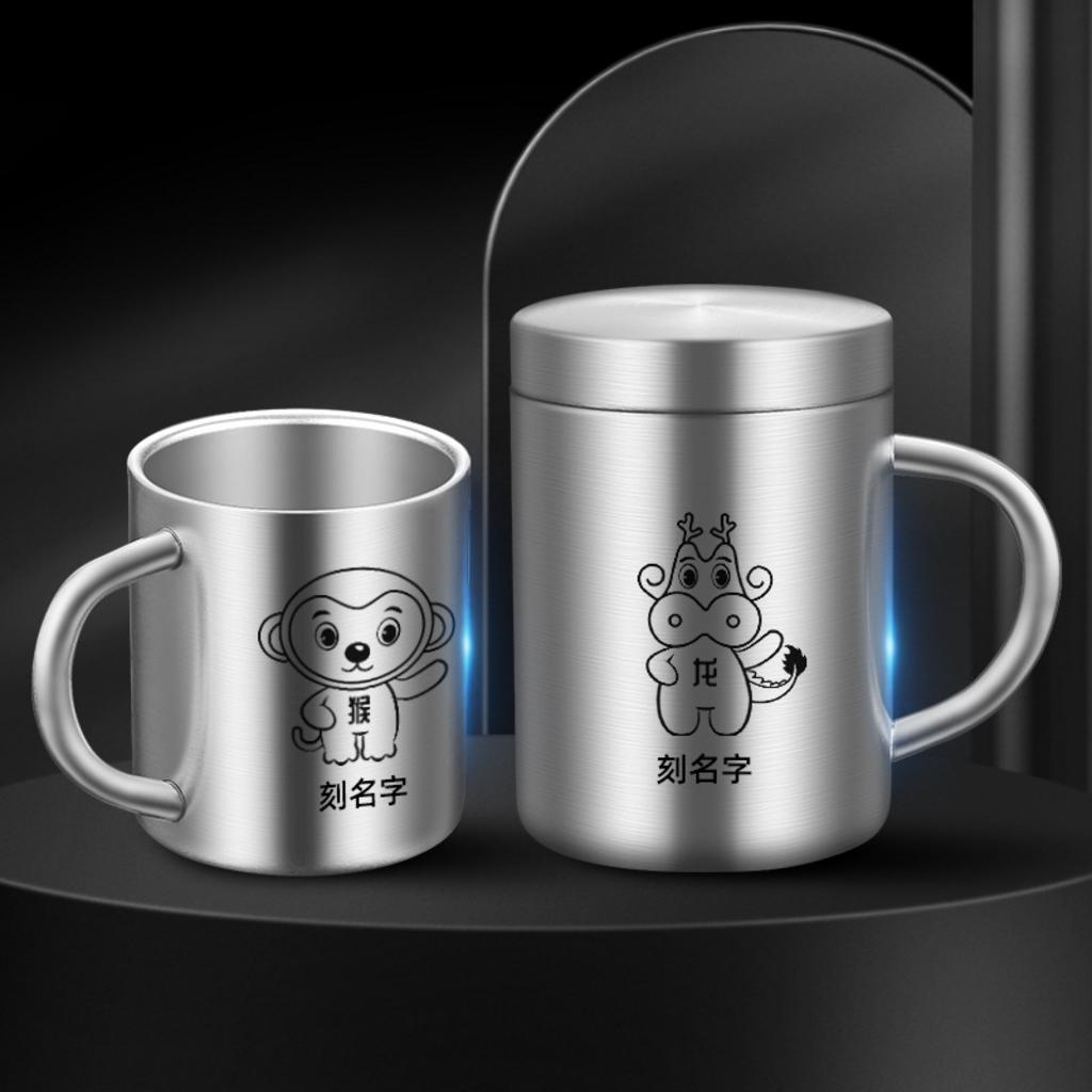 Một chiếc ca inox chắc chắn đứng cạnh một chiếc ca nhựa đã ố vàng và một chiếc ca thủy tinh bị nứt.