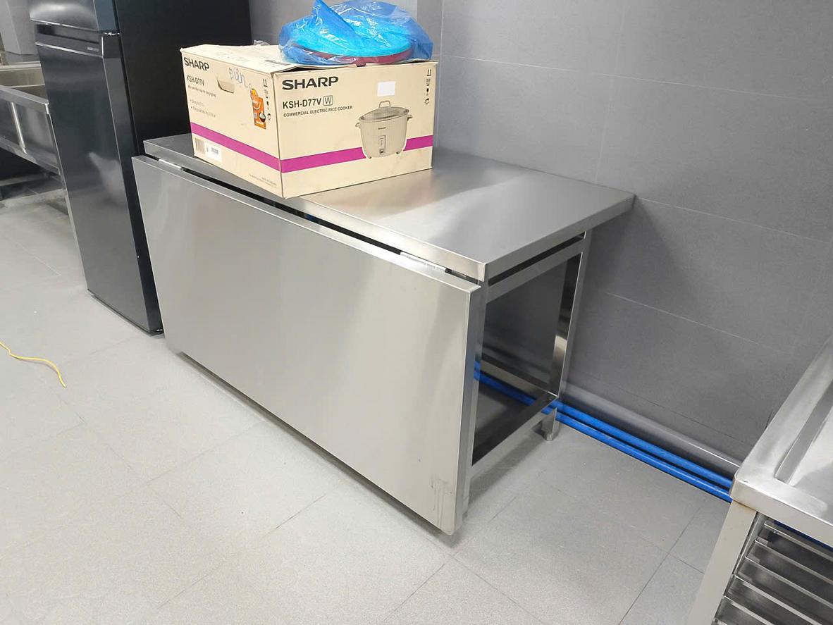 So sánh bề mặt của inox 304 (chống gỉ, hơi mờ) và inox 201 (sáng bóng nhưng dễ bị rỗ) qua thời gian sử dụng.