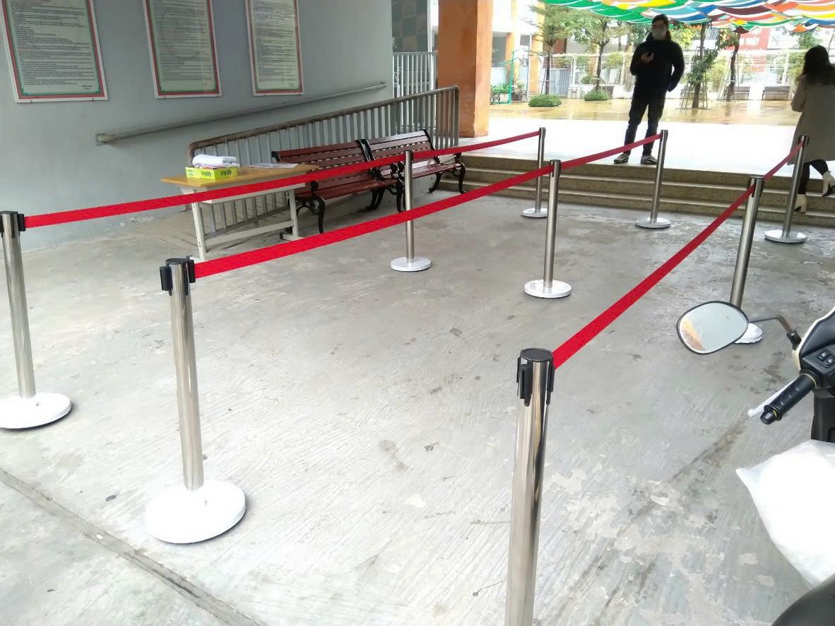 So sánh trực quan giữa độ bền và thẩm mỹ của cột chắn inox và cột chắn nhựa.