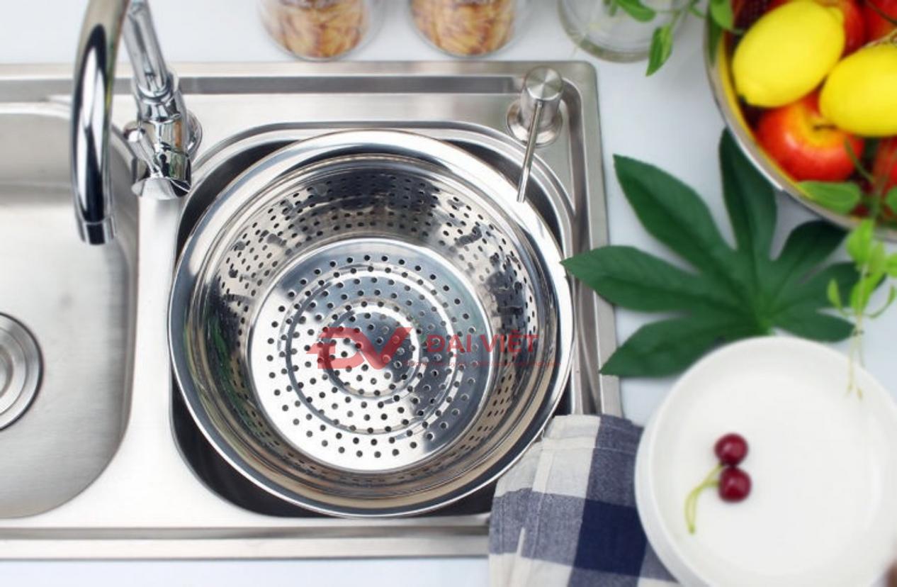 Biểu đồ so sánh trực quan về độ bền, khả năng chống ăn mòn và chi phí của Inox 201, 304, và 316.