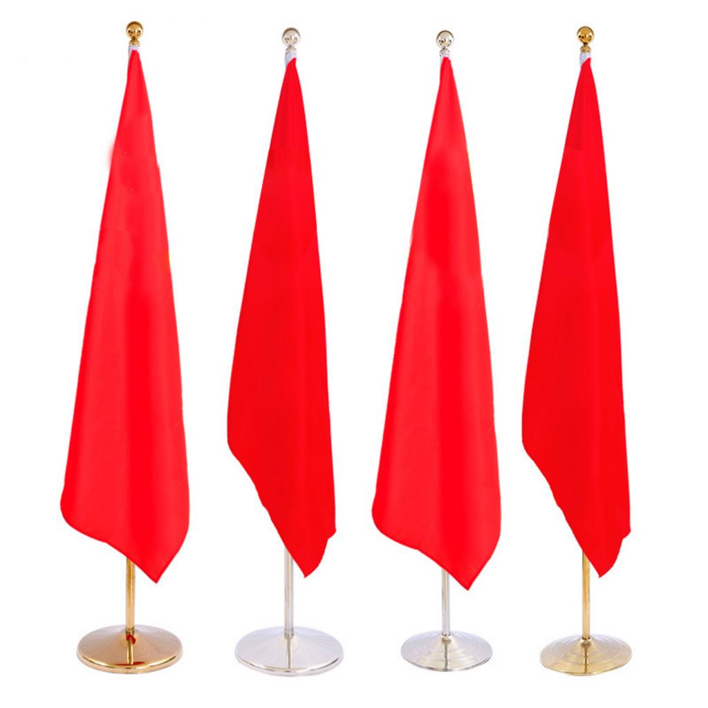 So sánh trực quan giữa cột cờ để bàn mini và cột cờ inox văn phòng kích thước lớn.