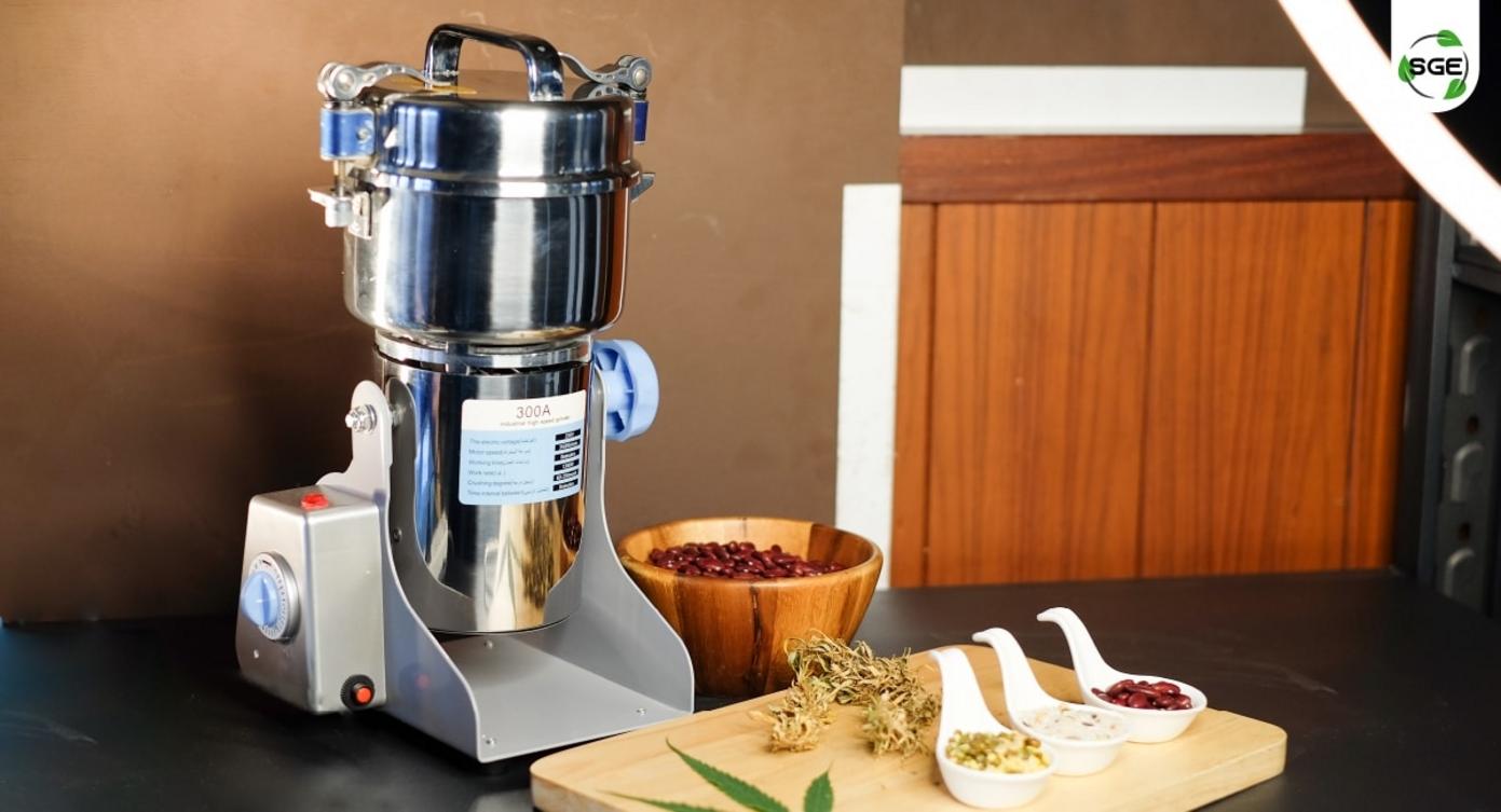 Biểu đồ so sánh năng suất (kg/h) và chi phí lao động giữa phương pháp xay thủ công và sử dụng máy xay bột công nghiệp.