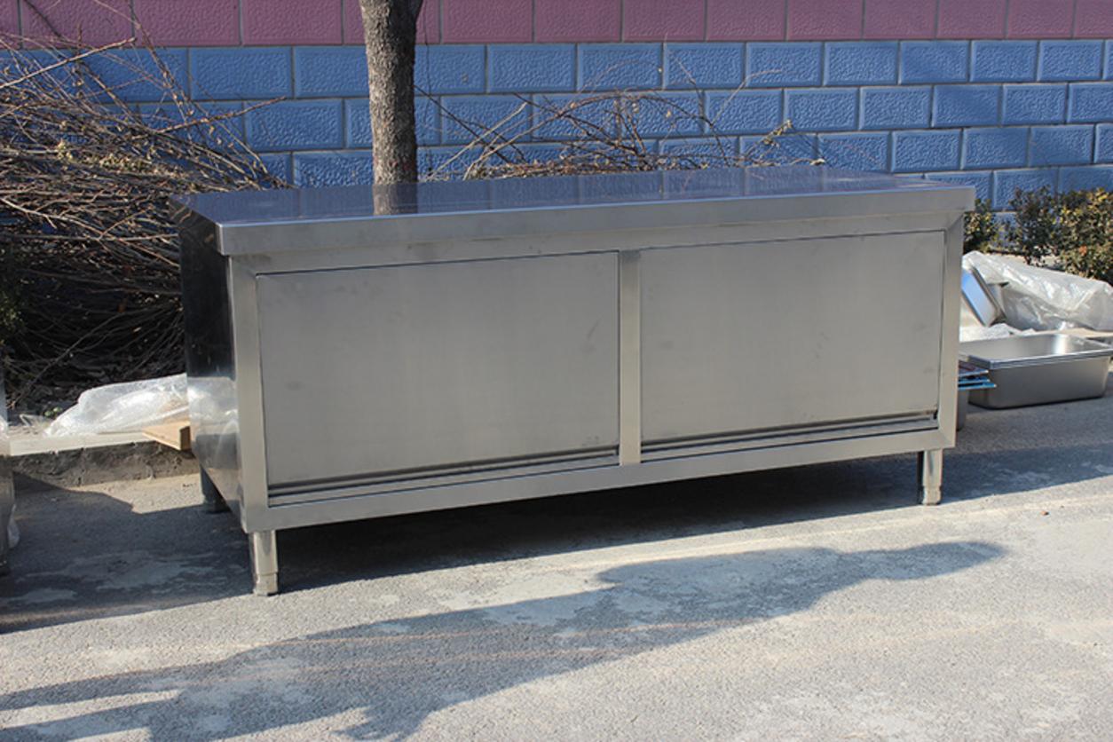 Bảng so sánh trực quan về đặc tính chống gỉ, độ an toàn và chi phí của inox 304, 201 và 430.