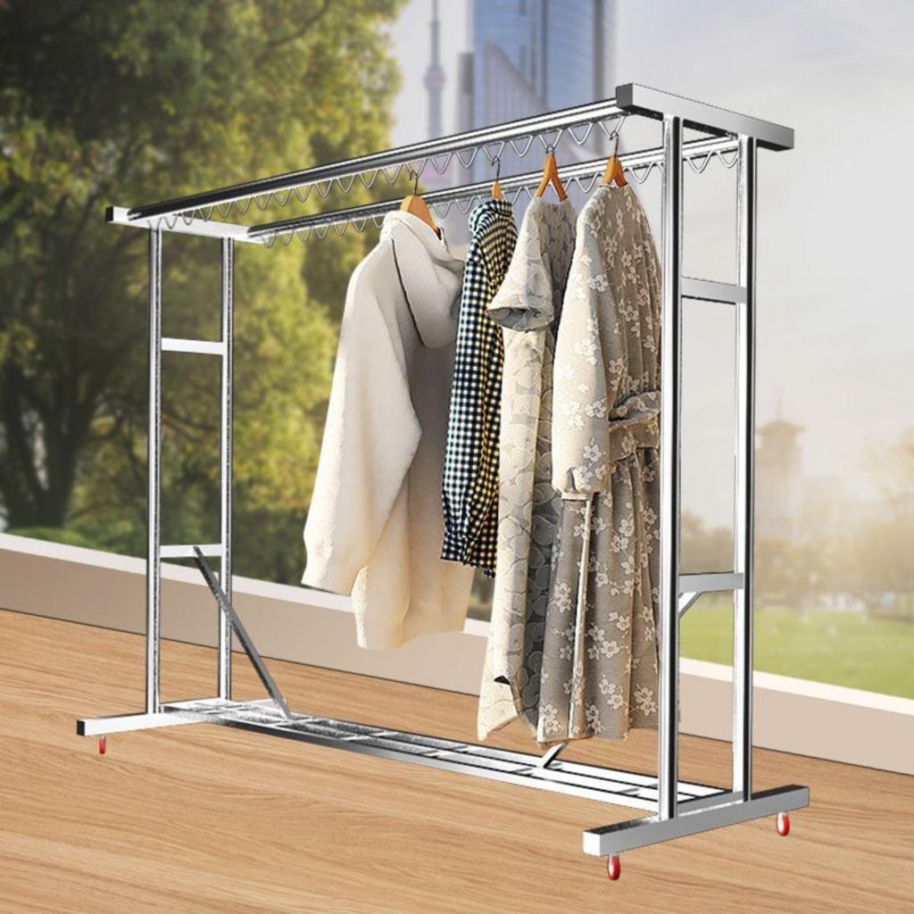 Bề mặt của Inox 201 (trái) có thể bị ố vàng sau một thời gian sử dụng trong môi trường ẩm, trong khi Inox 304 (phải) vẫn sáng bóng.