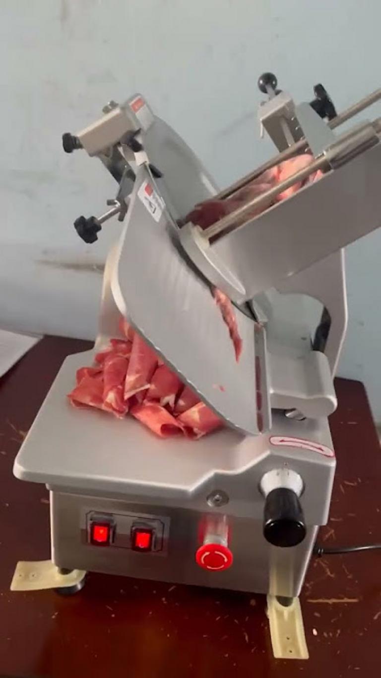 Hình ảnh đối chiếu song song giữa máy bán tự động ES-300 và máy tự động SL-300B để làm nổi bật sự khác biệt.