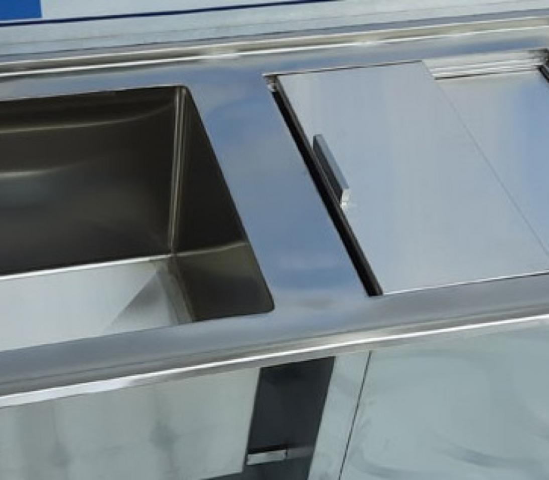 Hai mẫu thùng đá inox phổ biến: loại âm quầy (trái) và loại có chân độc lập (phải).