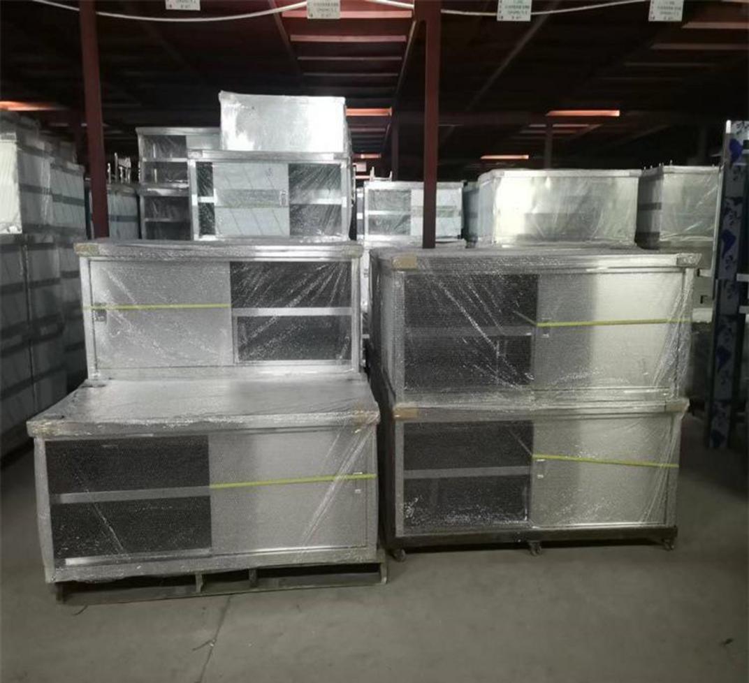 Bảng so sánh trực quan độ bền, khả năng chống nước và vệ sinh của tủ inox so với tủ nhôm, gỗ.