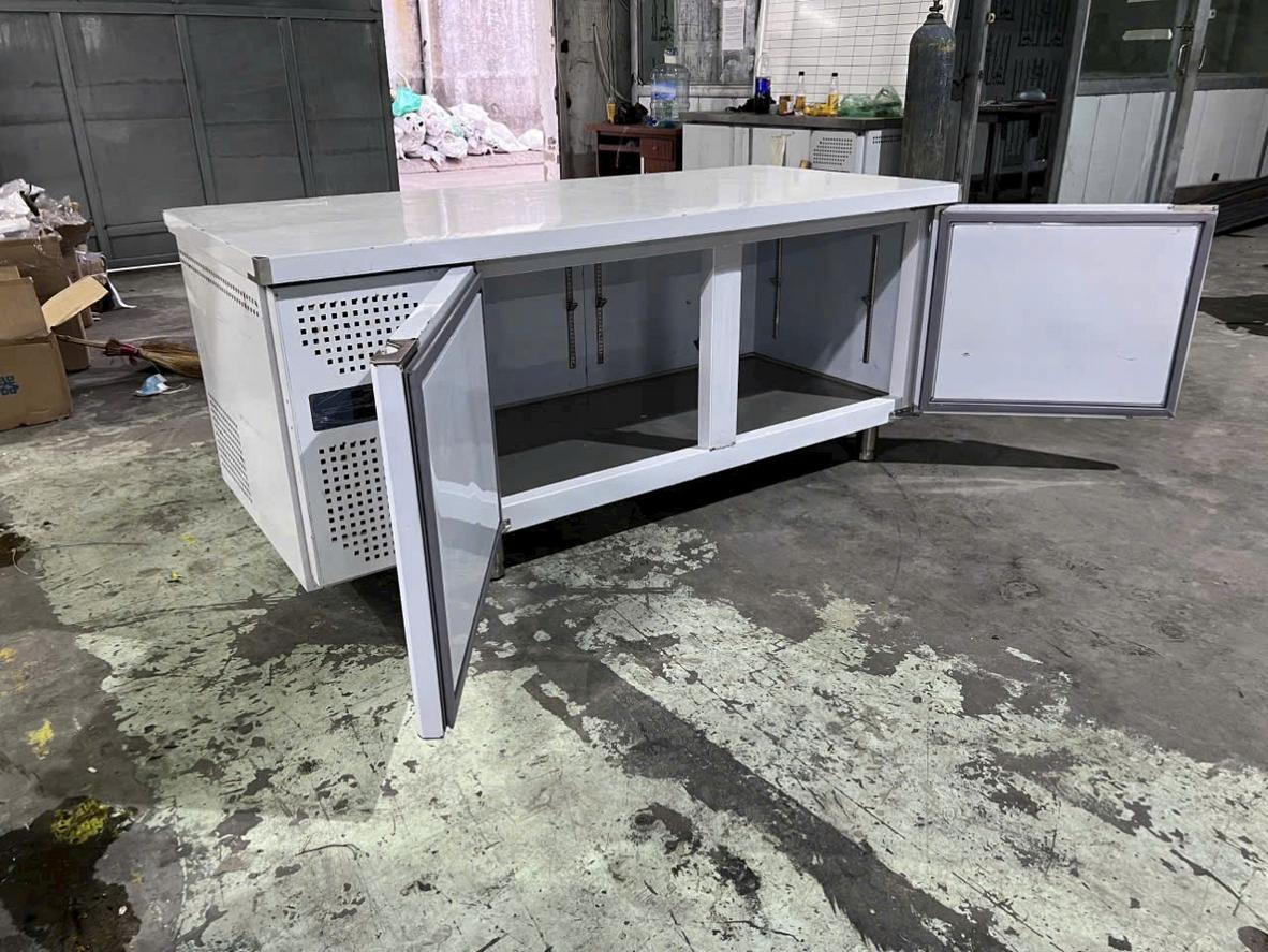 Bảng so sánh trực quan các tiêu chí giữa tủ đông công nghiệp và tủ đông gia đình.