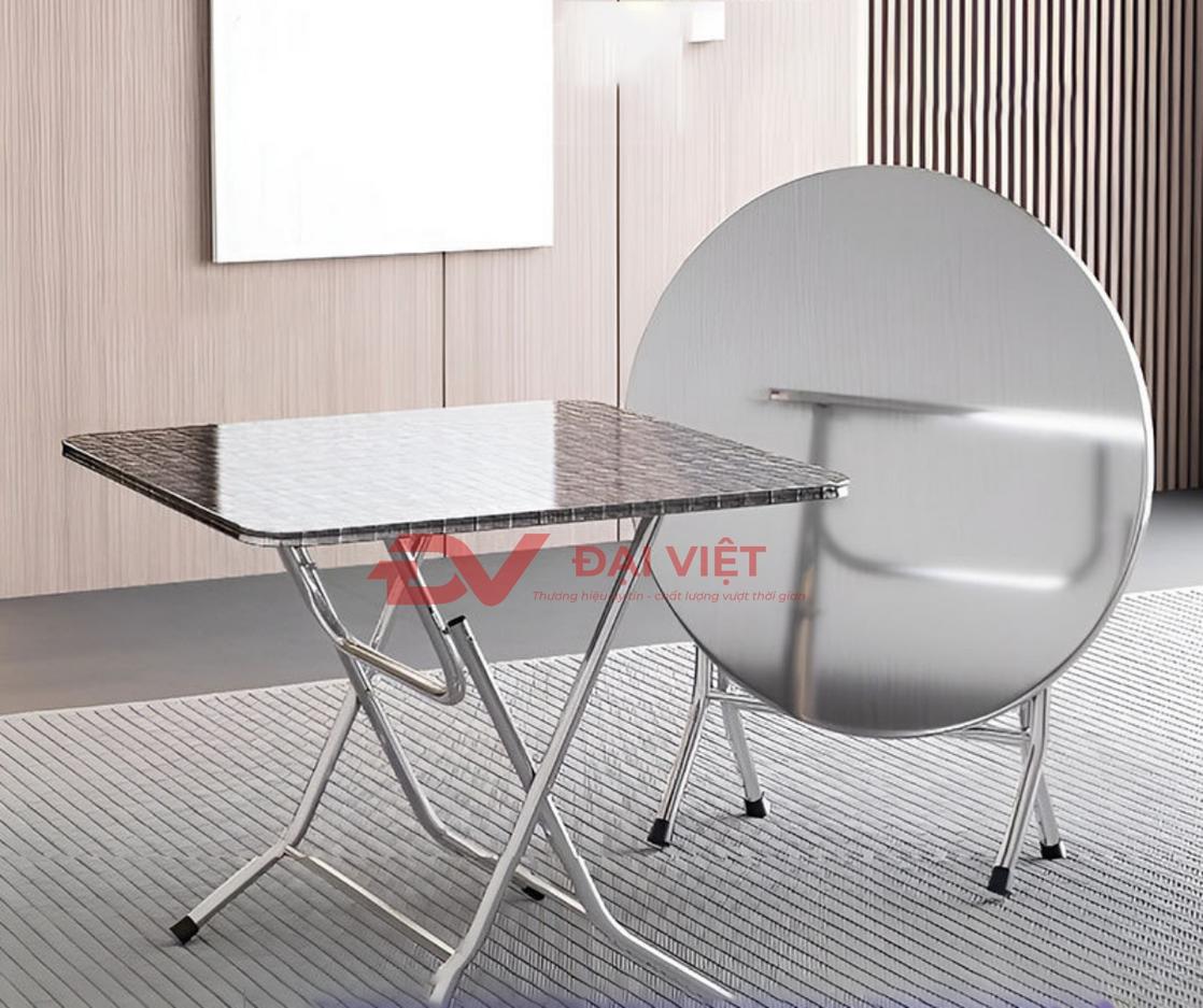 So sánh trực quan bề mặt của bàn inox, bàn gỗ và bàn nhựa sau một thời gian sử dụng.