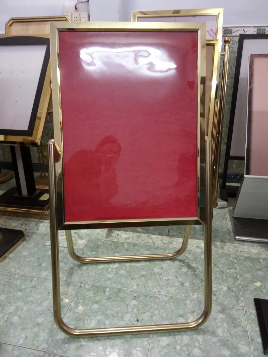 So sánh trực quan bề mặt của inox 304 và inox 201 sau một thời gian sử dụng.