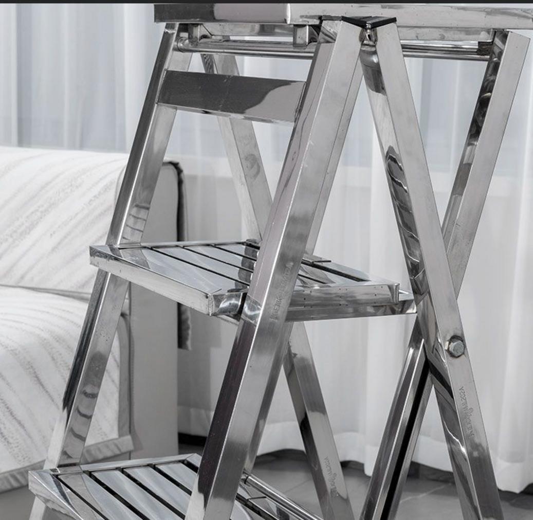 Hình ảnh cận cảnh bề mặt của thang inox 304 và thang nhôm để so sánh sự khác biệt.