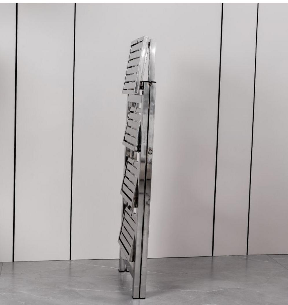 Tem chứng nhận tiêu chuẩn an toàn EN 131 được dán trên thân thang rút inox.