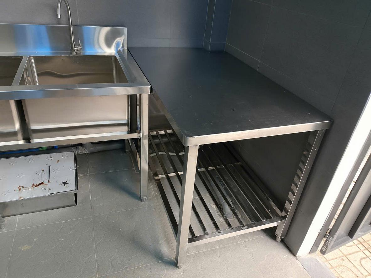 Khách hàng đang tham quan xưởng sản xuất để đánh giá năng lực gia công trực tiếp của nhà cung cấp.