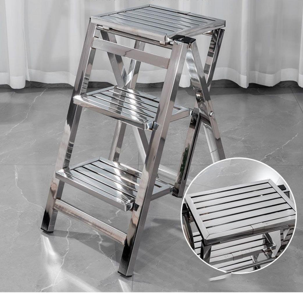 Một kỹ sư đang sử dụng thang rút đơn inox để bảo trì hệ thống trong một nhà xưởng hiện đại.