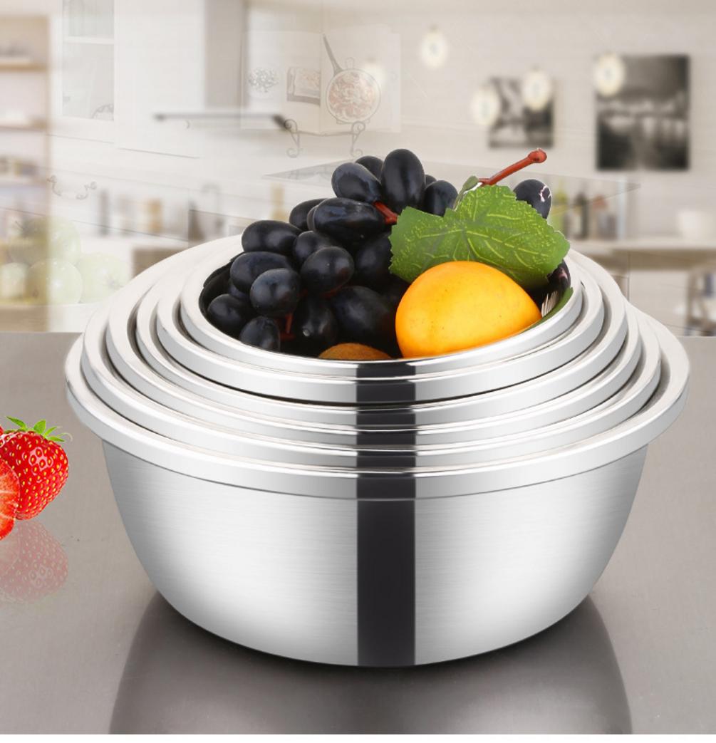 Hình ảnh một bộ thau inox sâu lòng 304 nhiều kích cỡ, sáng bóng, đặt trong một khu bếp công nghiệp hiện đại.