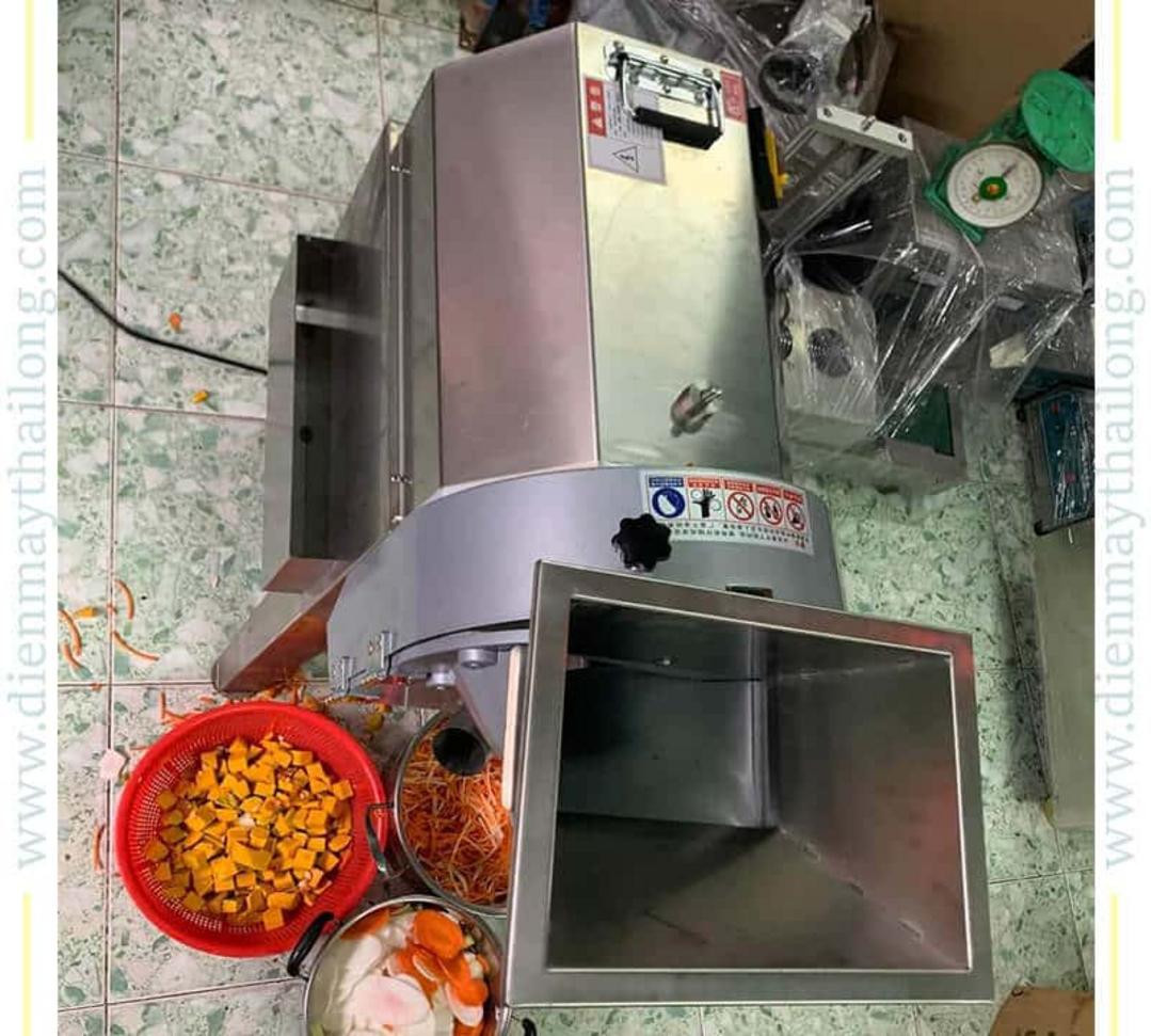 Kỹ thuật viên đang hướng dẫn khách hàng cách thay thế bộ lưỡi dao một cách an toàn.