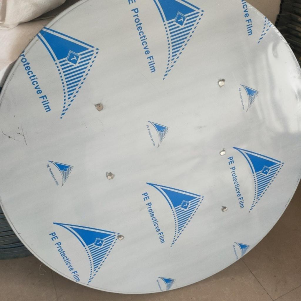 Minh họa so sánh độ dày giữa inox gauge 16 và gauge 18, cùng với bề mặt hoàn thiện xước #4.