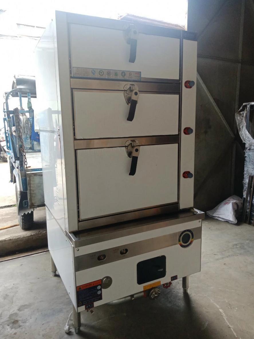 Một mâm hải sản đầy ắp gồm tôm, cua, ghẹ, sò điệp được hấp chín hoàn hảo bằng tủ hấp công nghiệp.