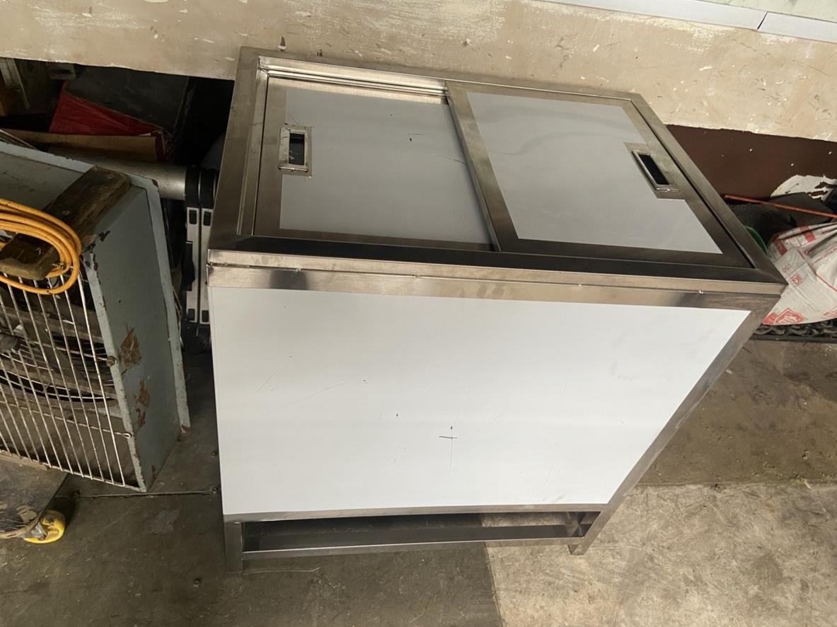 Cận cảnh cấu tạo thùng đá inox nắp trượt với lớp foam cách nhiệt và nắp trượt tiện lợi.