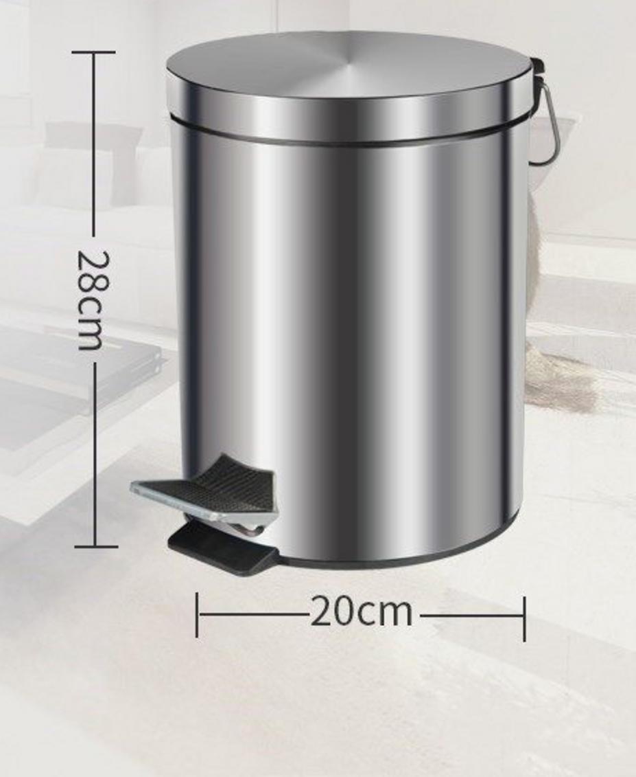 Thùng rác inox đạp chân mang lại vẻ ngoài sang trọng và chuyên nghiệp cho sảnh khách sạn.