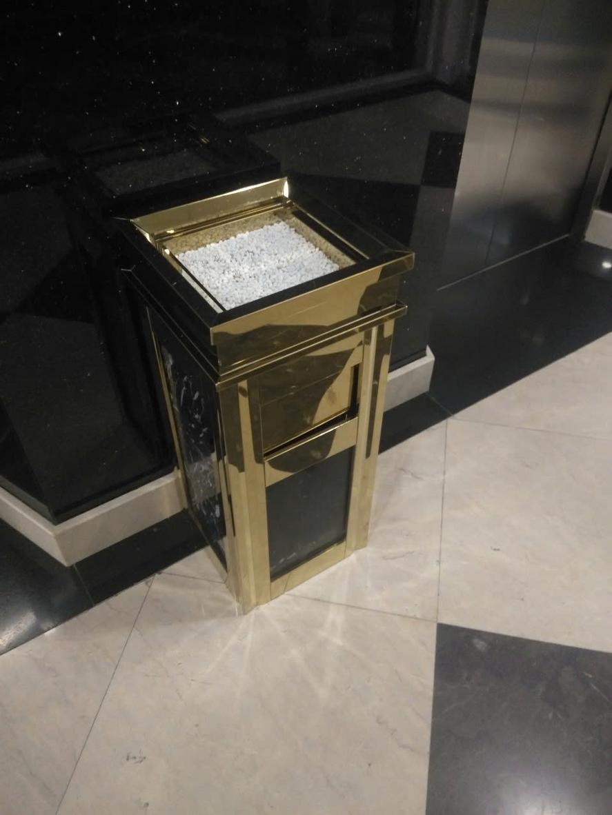 Thùng rác inox gạt tàn mang lại vẻ chuyên nghiệp và sạch sẽ cho sảnh chờ khách sạn 5 sao.