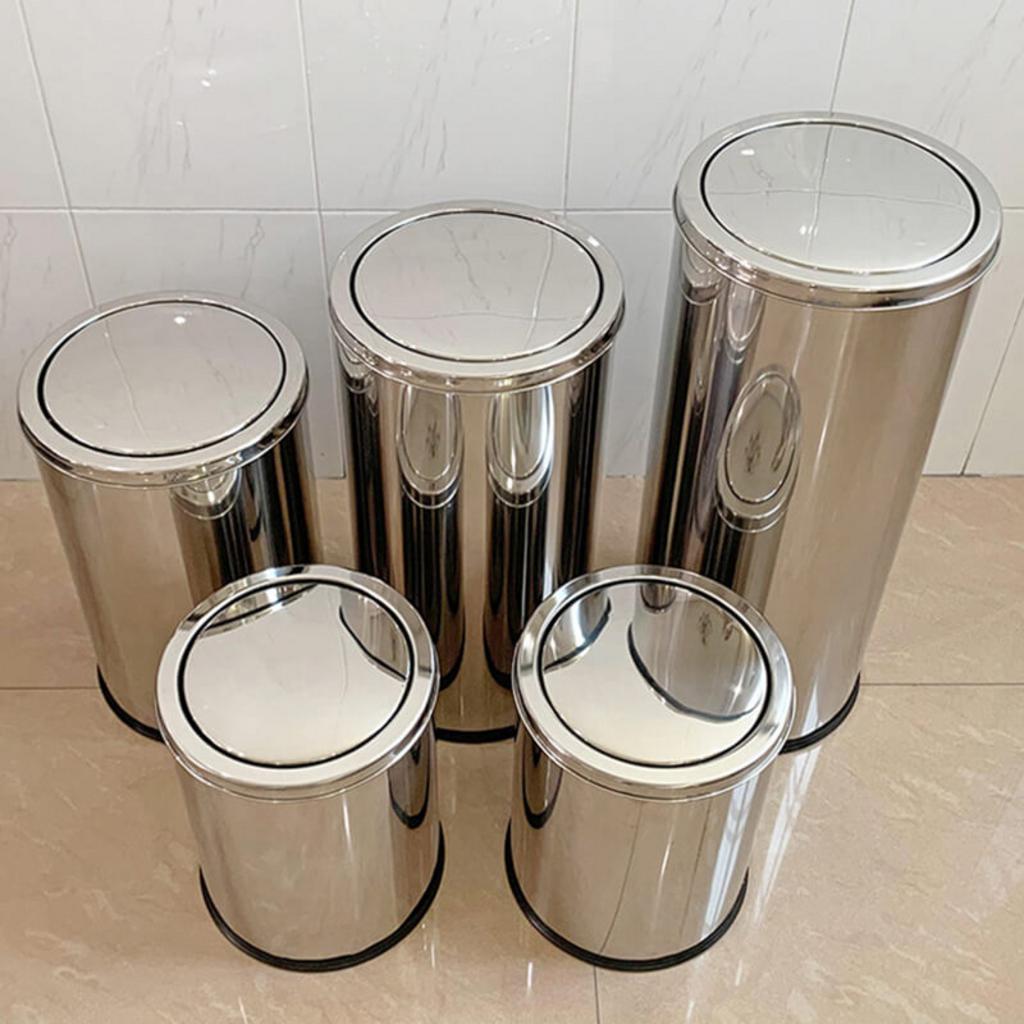 Thùng rác inox tròn mang lại vẻ ngoài sạch sẽ, chuyên nghiệp cho sảnh khách sạn.