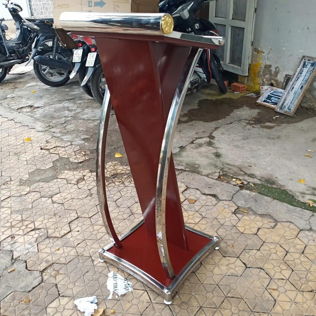 Sơ đồ mô tả cách tích hợp hệ thống micro không dây, loa và các cổng kết nối vào một bục phát biểu hiện đại.