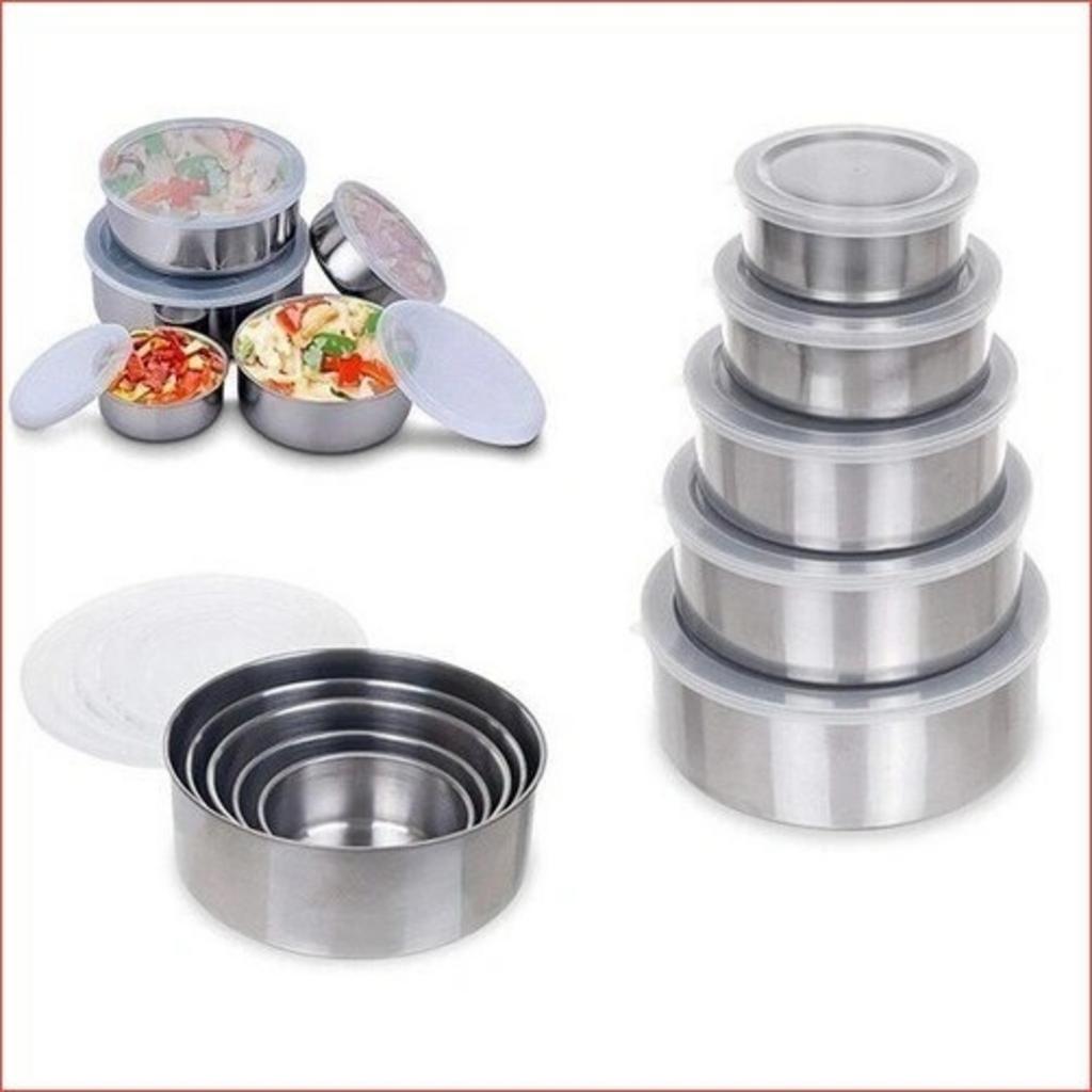 Một chuyên gia đang kiểm tra độ dày và bề mặt của một chiếc thố inox công nghiệp.
