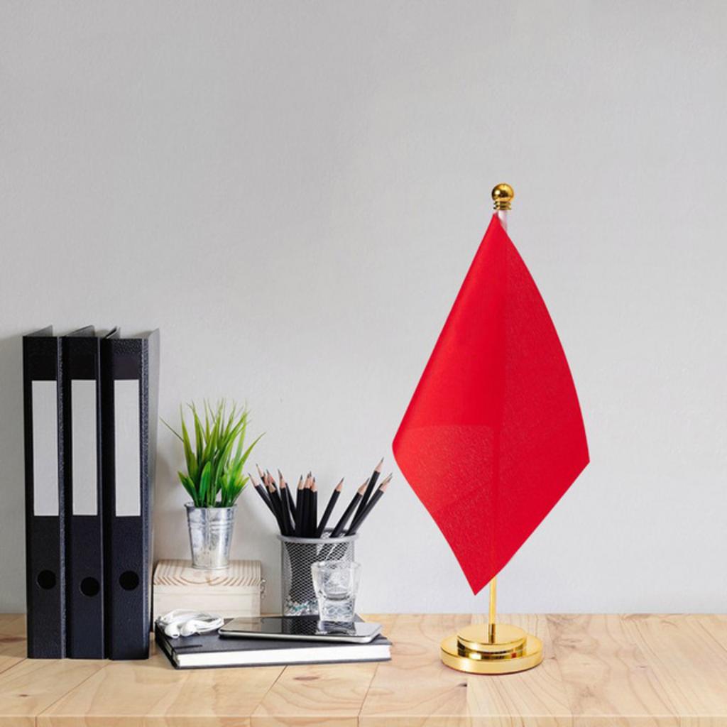 Khách hàng đang trao đổi với nhân viên tư vấn về các yêu cầu tùy biến cột cờ.